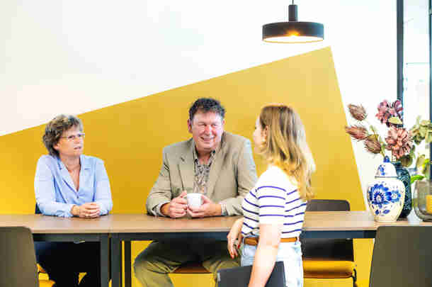 Employee teaches team about working agile and flexible